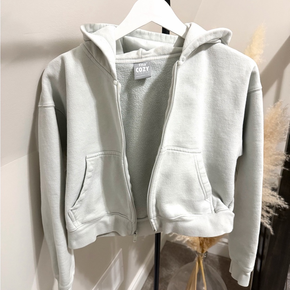 Aritzia TNA Cozy Cropped Zip-Up Hoodie Light Sage Green | Fleece - Picture 2 of 10